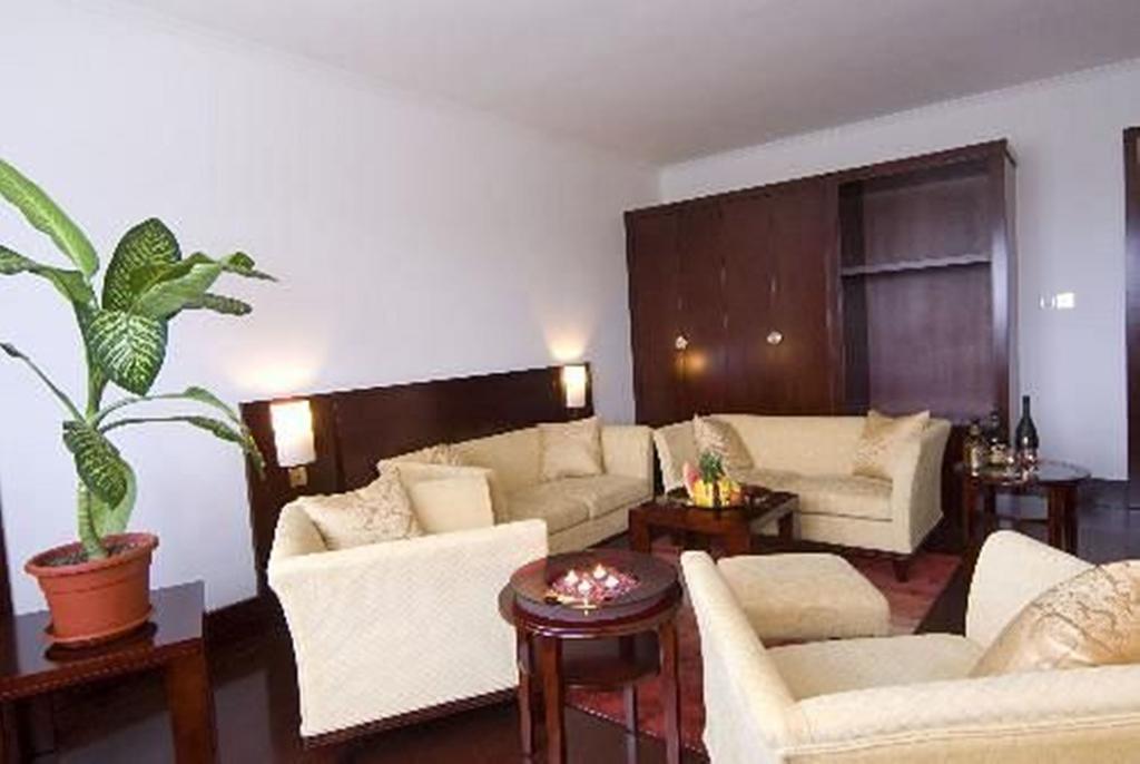 Golden Tulip Kumasi City エクステリア 写真